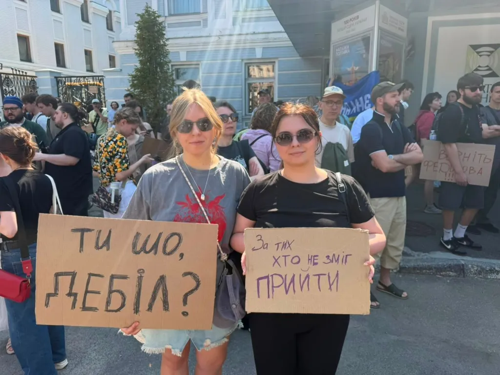 Protesta në Ukrainë pas shkarkimit të ministrit të Mbrojtjes, Zelensky përballet me kritika
