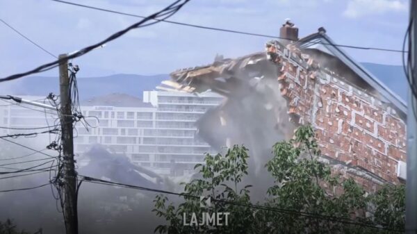 Rrënohet shtëpia që “zinte” rrugën ‘A’ (VIDEO)