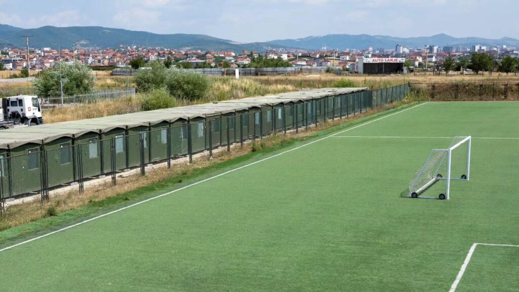 KFOR-i përfundon vendosjen e 67 kontejnerëve në fushat e futbollit në Bërnicë