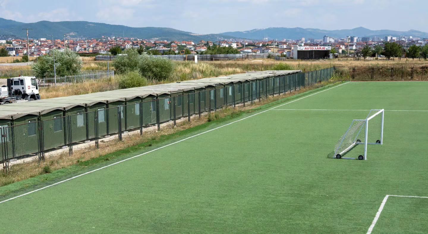 KFOR-i përfundon vendosjen e 67 kontejnerëve në fushat e futbollit në Bërnicë
