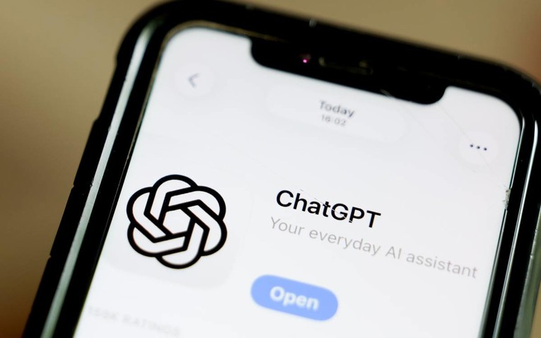 OpenAI ndryshon ChatGPT-në, nuk lejon më shkrime në stilin e autorëve të famshëm