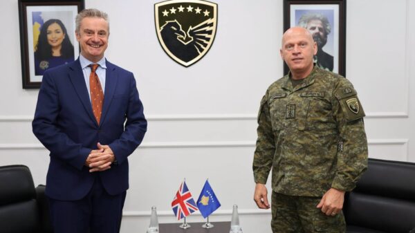 Jashari pret ambasadorin britanik, diskutohet për sigurinë dhe forcimin e bashkëpunimit me FSK-në