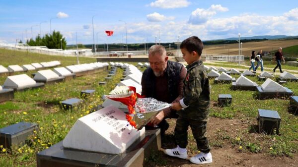 Lushtaku nderon dëshmorët në Marinë e Radishevë: Zbulohet pllaka përkujtimore