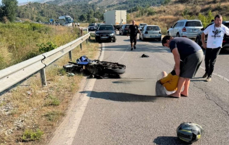 Aksident i rëndë në rrugën Gjirokastër-Tepelenë, motoçiklisti përplaset me një kamion