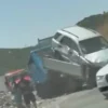 Përplaset kamioni që po transportonte një veturë të prishur në rrugën Librazhd-Elbasan