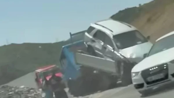 Përplaset kamioni që po transportonte një veturë të prishur në rrugën Librazhd-Elbasan