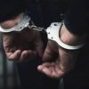 Ofendoi gruan dhe më pas dëmtoi derën e shtëpisë më thikë, arrestohet vushtrriasi