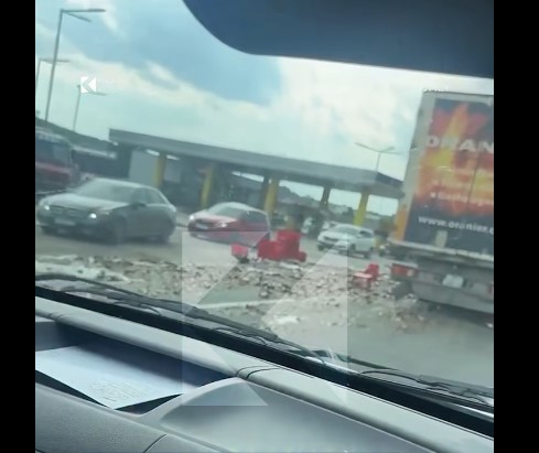 Gllarevë: Bien dhe thyhen shishet e birrës nga kamioni, vështirësohet komunikacioni (VIDEO)