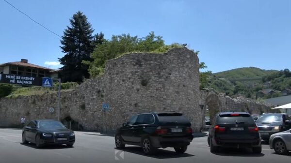 Monumenti historik: Kalaja e Kaçanikut, ‘fortifikatë’ parkingu (VIDEO)