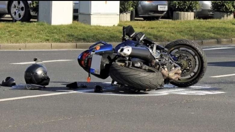 Përplasen dy motoçikleta në Pejë, motoristët përfundojnë në spital