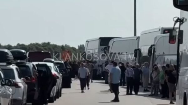 Bllokimi i mërgimtarëve: Veturat nisin të kalojnë përgjatë kufirit Kroaci-Serbi, autobusët jo (VIDEO)