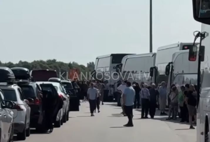 Bllokimi i mërgimtarëve: Veturat nisin të kalojnë përgjatë kufirit Kroaci-Serbi, autobusët jo (VIDEO)