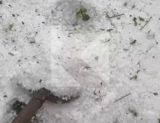 “Si në pikë të dimrit”, në Remnik të Vitisë breshri largohet me lopata (VIDEO)