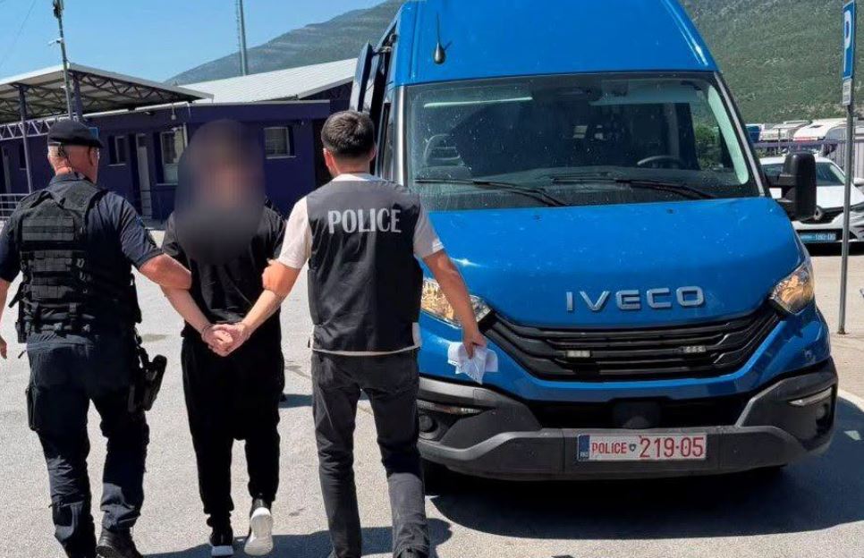Të kërkuar për grabitje e ndihmë në vrasje, ekstradohen nga Zvicra e Shqipëria dy kosovarë