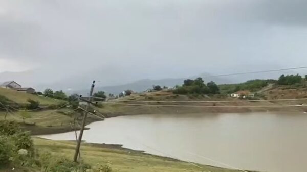 Reshjet e dendura, përmbyten rrugët në Has, dëmtohet një banesë
