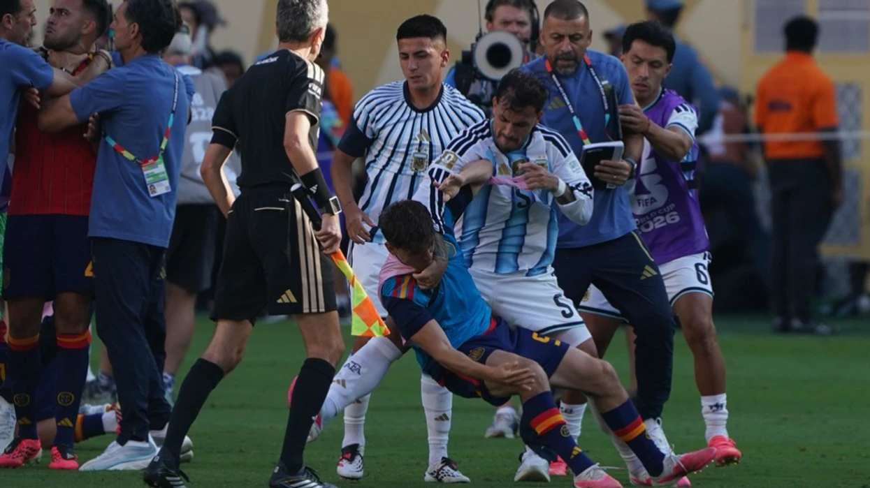 Tensione pas finales, Paredes kacafytet me Gavin dhe Garcian