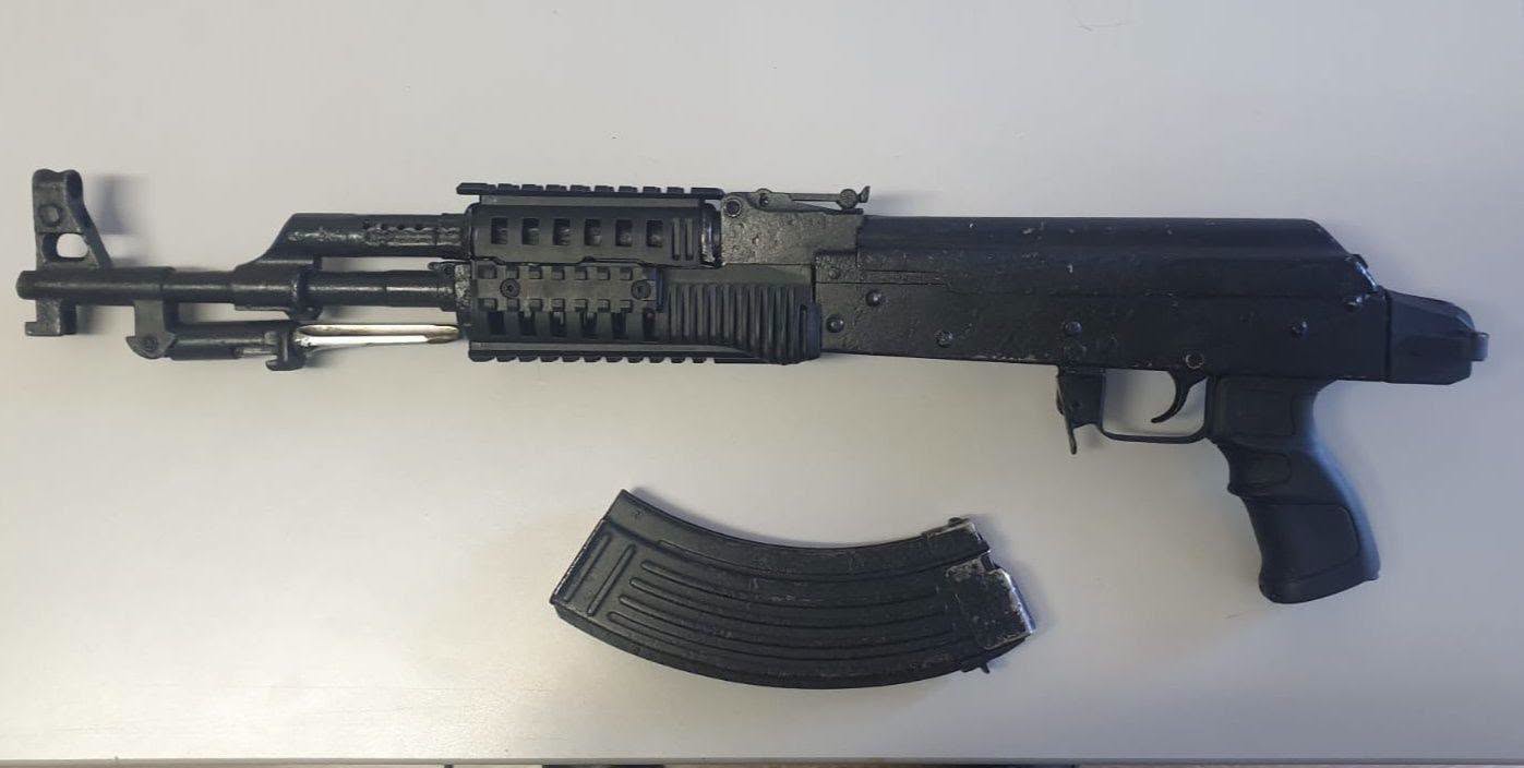 Arrestohet një 22-vjeçar në Obiliq për kanosje, i konfiskohet AK-47