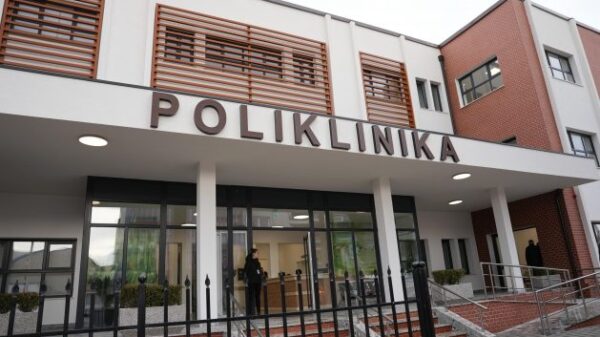 Plagosje me thikë në poliklinikën e Shkodrës, një person përfundon në spital