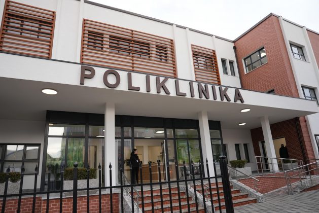 Plagosje me thikë në poliklinikën e Shkodrës, një person përfundon në spital