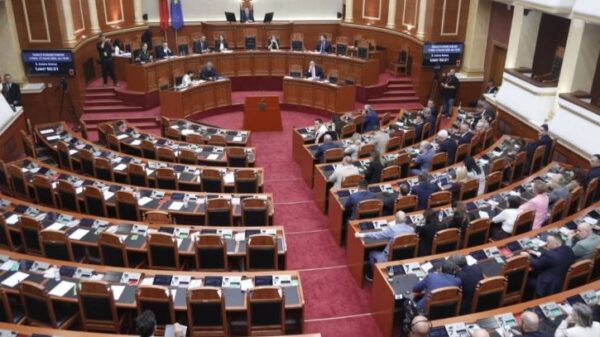 Kuvendi i Shqipërisë miraton marrëveshjen e huasë me SHBA-në për blerjet ushtarake  