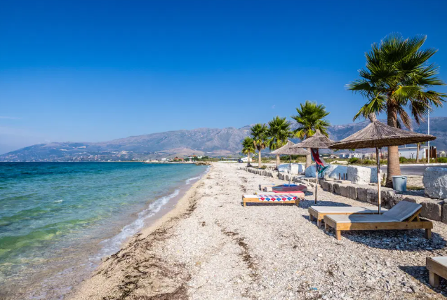Shkoi për pushime, 75-vjeçari humb jetën në plazhin e Orikumit