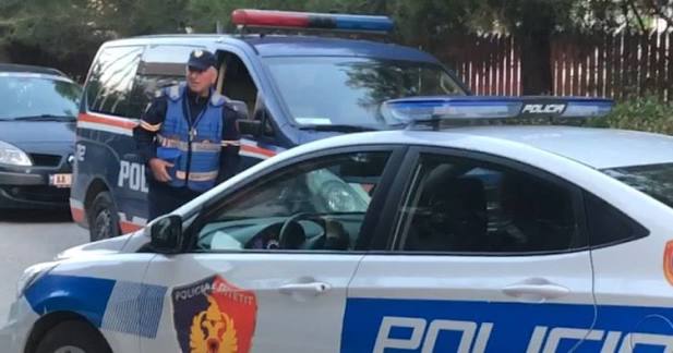 Shkoi për t’u kontrolluar te mjeku, 54-vjeçarit i bie arma nga çanta dhe i shkrepet aksidentalisht