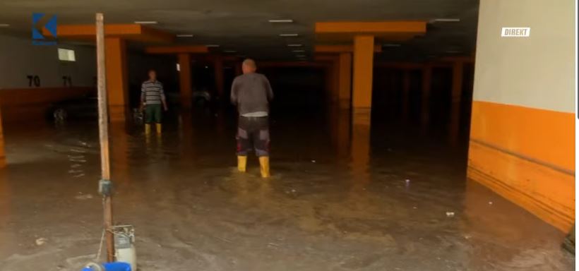 Shiu i rrëmbyeshëm përmbyti Rahovecin, pamje nga parkingu i mbuluar me ujë (VIDEO)