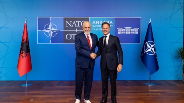 Rama mbërrin në Ankara, takohet me shefin e NATO-s