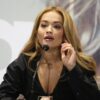 “Si shqiptare jam rritur me bestytni”, Rita Ora tregon objektin që nuk e ndan nga vetja