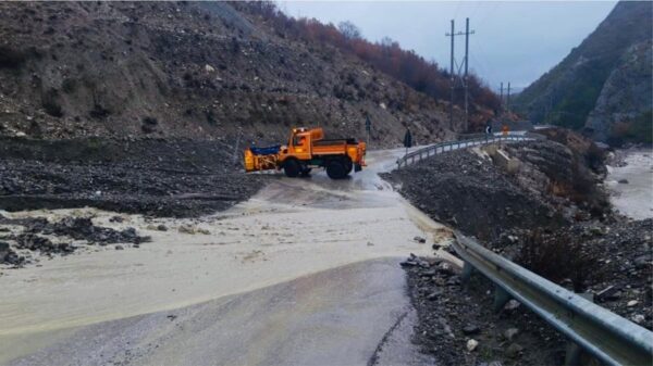 Reshtjet e fundit shkaktojnë rënie gurësh në disa rrugë në veri të Shqipërisë