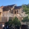 Incidenti tragjik, krani që u rrëzua në rrugën A ra edhe mbi kulmin e një shtëpie (VIDEO)
