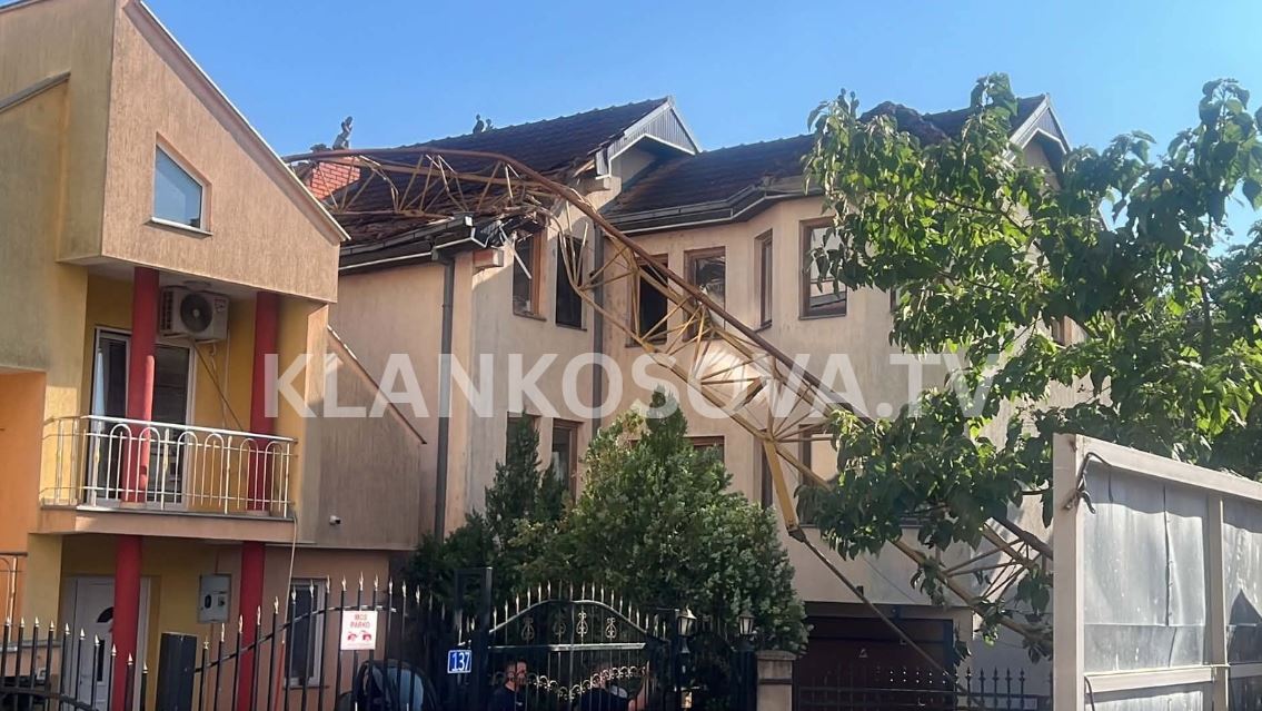 Incidenti tragjik, krani që u rrëzua në rrugën A ra edhe mbi kulmin e një shtëpie (VIDEO)