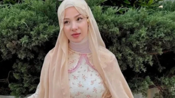Shfaqi këmbët në një video, arrestohet influencerja me shami në Turqi