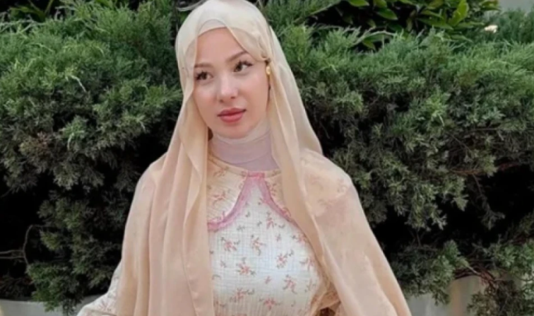 Shfaqi këmbët në një video, arrestohet influencerja me shami në Turqi