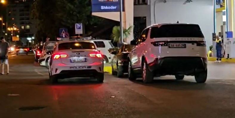 Dy persona e rrahin një polic në Shkodër