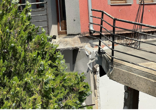 Shembet një shtëpi në rrugën A, pronarja: Jemi njoftuar mbrëmë nga fqinjët