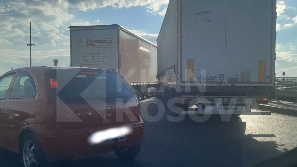 Aksident trafiku te “Rrethi i Madh” në Prishtinë, përfshihen dy kamionë dhe një veturë