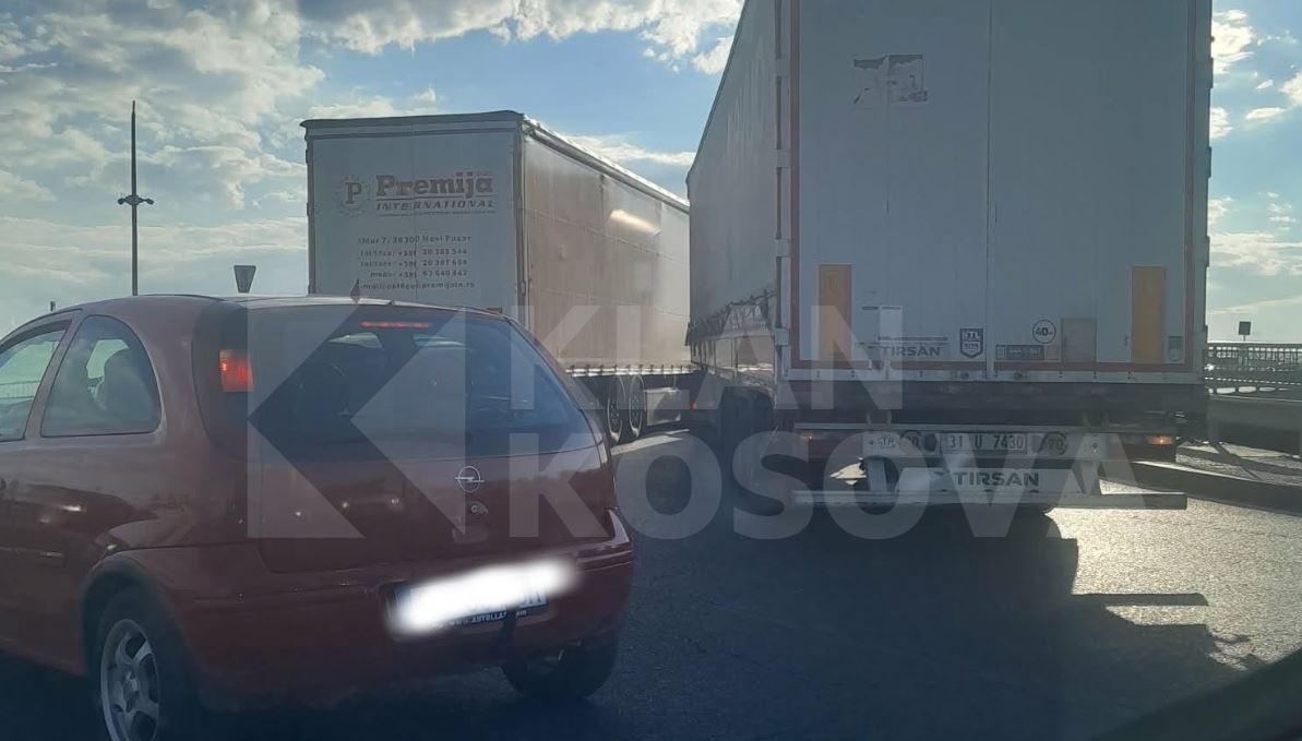 Aksident trafiku te “Rrethi i Madh” në Prishtinë, përfshihen dy kamionë dhe një veturë