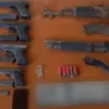 Zbulohet arsenal armësh në Durrës – arrestohet 20-vjeçari, dyshohet se furnizonte grupet kriminale