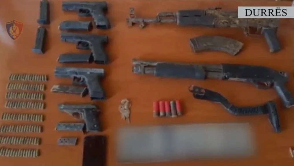 Zbulohet arsenal armësh në Durrës – arrestohet 20-vjeçari, dyshohet se furnizonte grupet kriminale