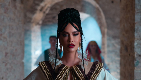 Dafina Zeqiri unike me veshje me motive kombëtare