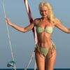 Danja pozon me bikini, zbulon fjalët romantike të të dashurit