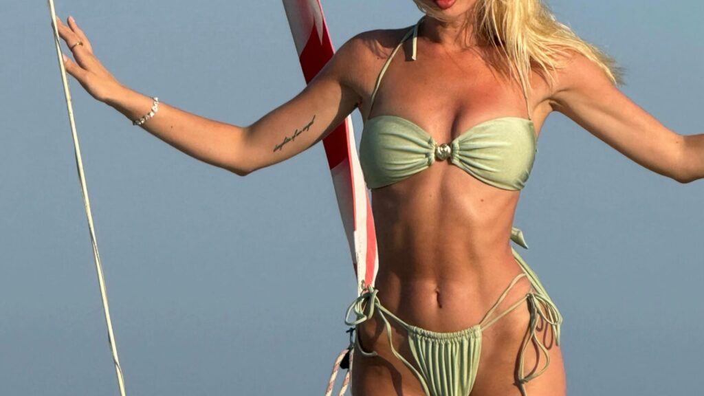 Danja pozon me bikini, zbulon fjalët romantike të të dashurit