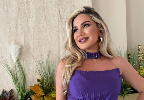 Gati për të lindur, por Engjëllusha Salihu nuk e ndal këndimin në dasma