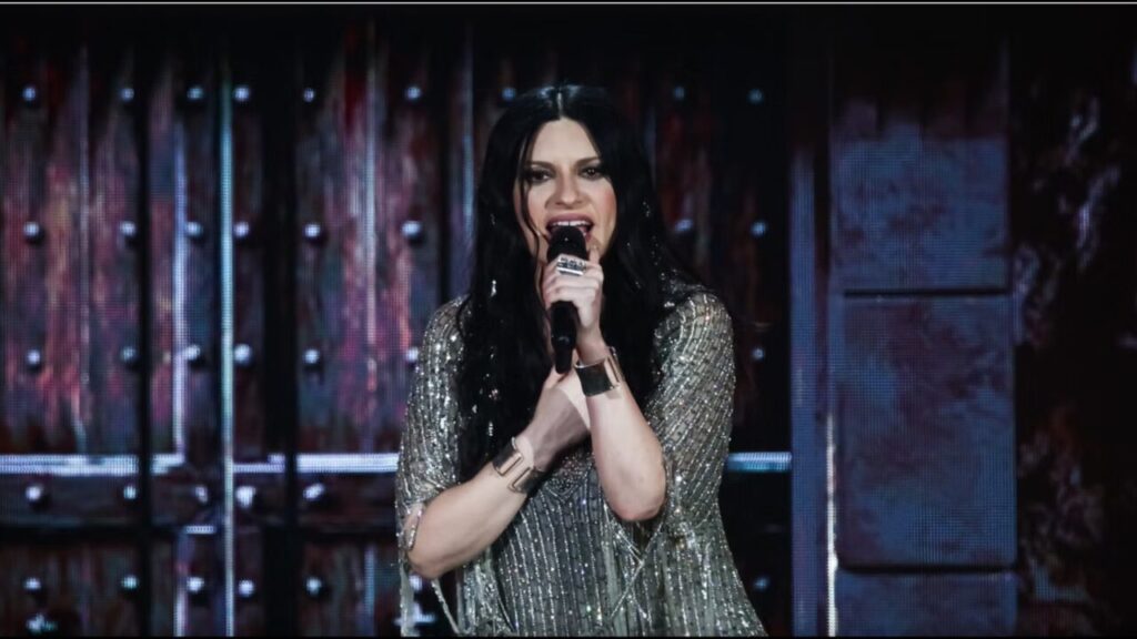 Nga Robbie Williams te Laura Pausini, yjet që do të ndezin ceremoninë e mbylljes së Botërorit...