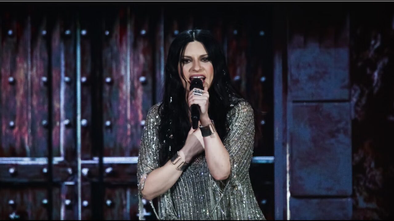 Nga Robbie Williams te Laura Pausini, yjet që do të ndezin ceremoninë e mbylljes së Botërorit...