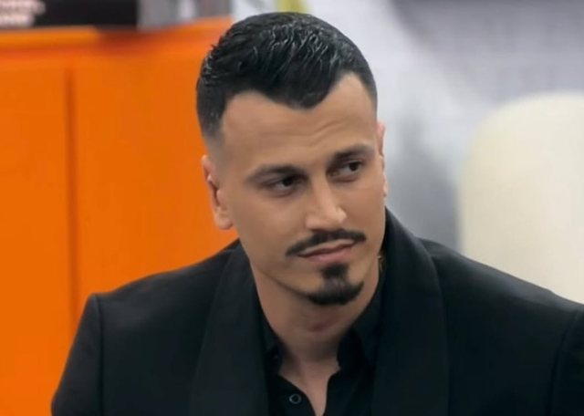 Mateo ia këndon Brikenës këngën “Kur të jesh larg”