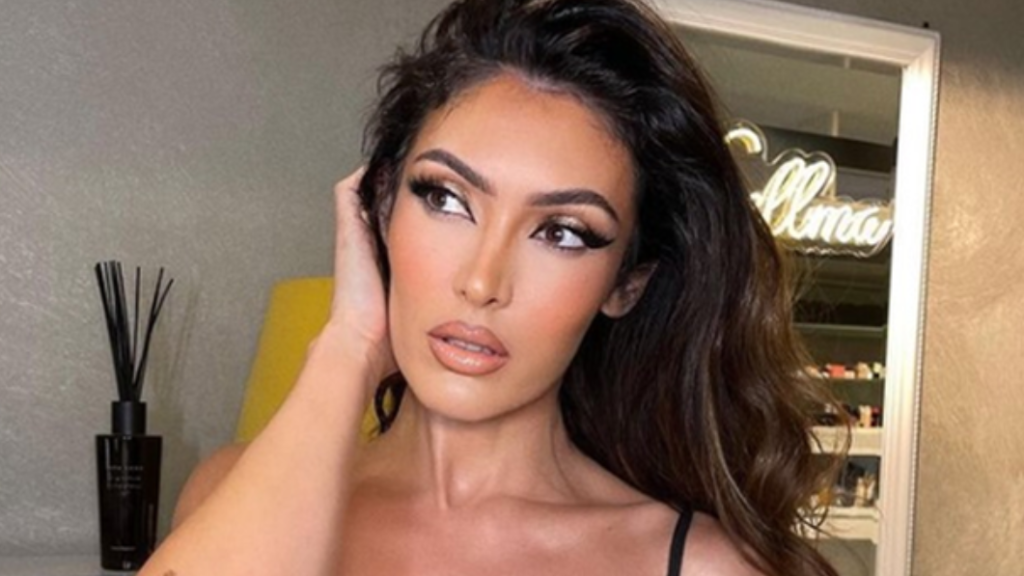 Nora lajmërohet nga plazhi, shfaqet joshëse në bikini