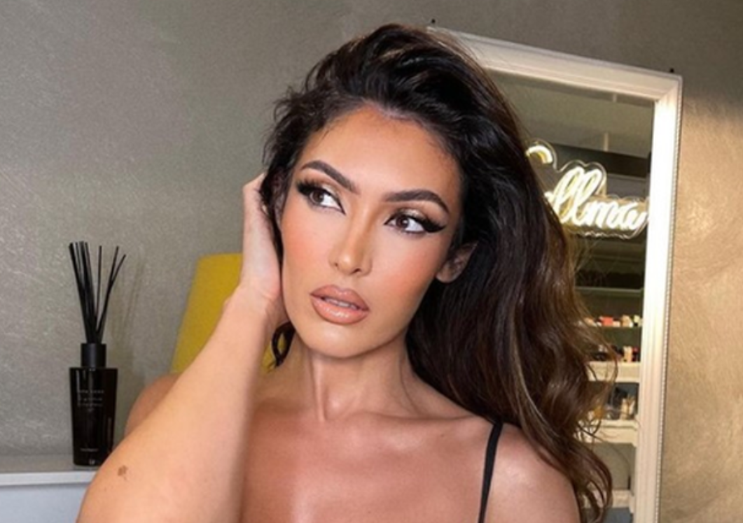Nora lajmërohet nga plazhi, shfaqet joshëse në bikini