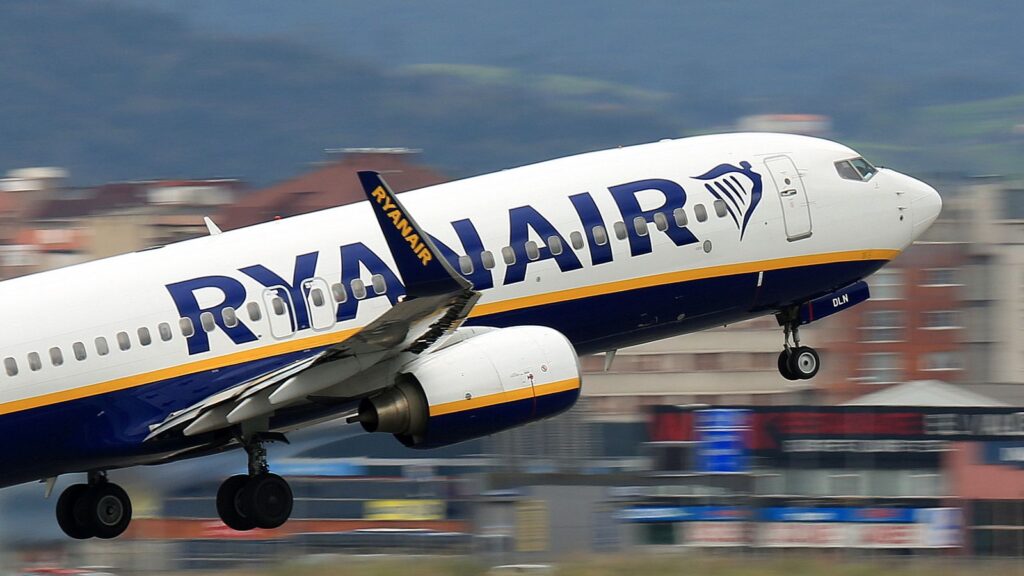 Pasagjeri “doli pjesërisht jashtë dritares”, avion bën ulje emergjente